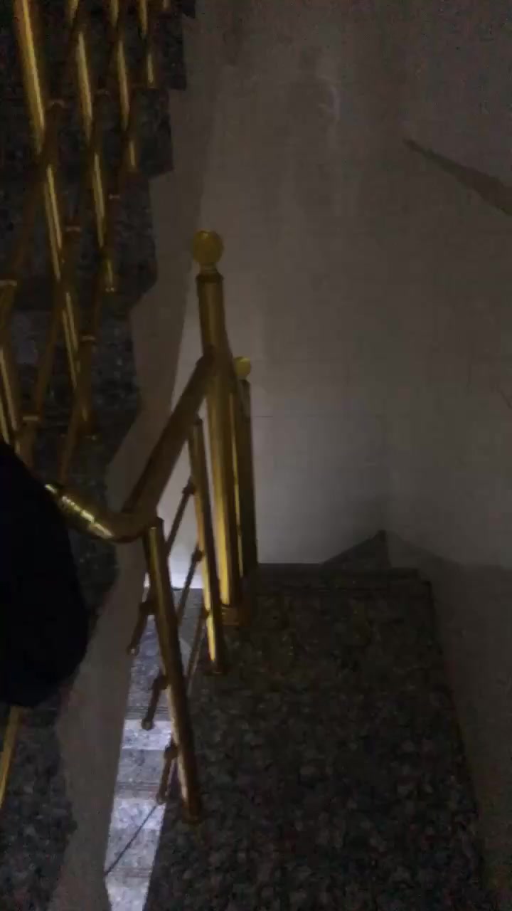 سلام عليكم بيت للبيع ٥٠ متر بحي الجوادين الواجه ٥ ونزال ١٠ ٣ طوابق شبابيك المنيوم الرقم ***********
