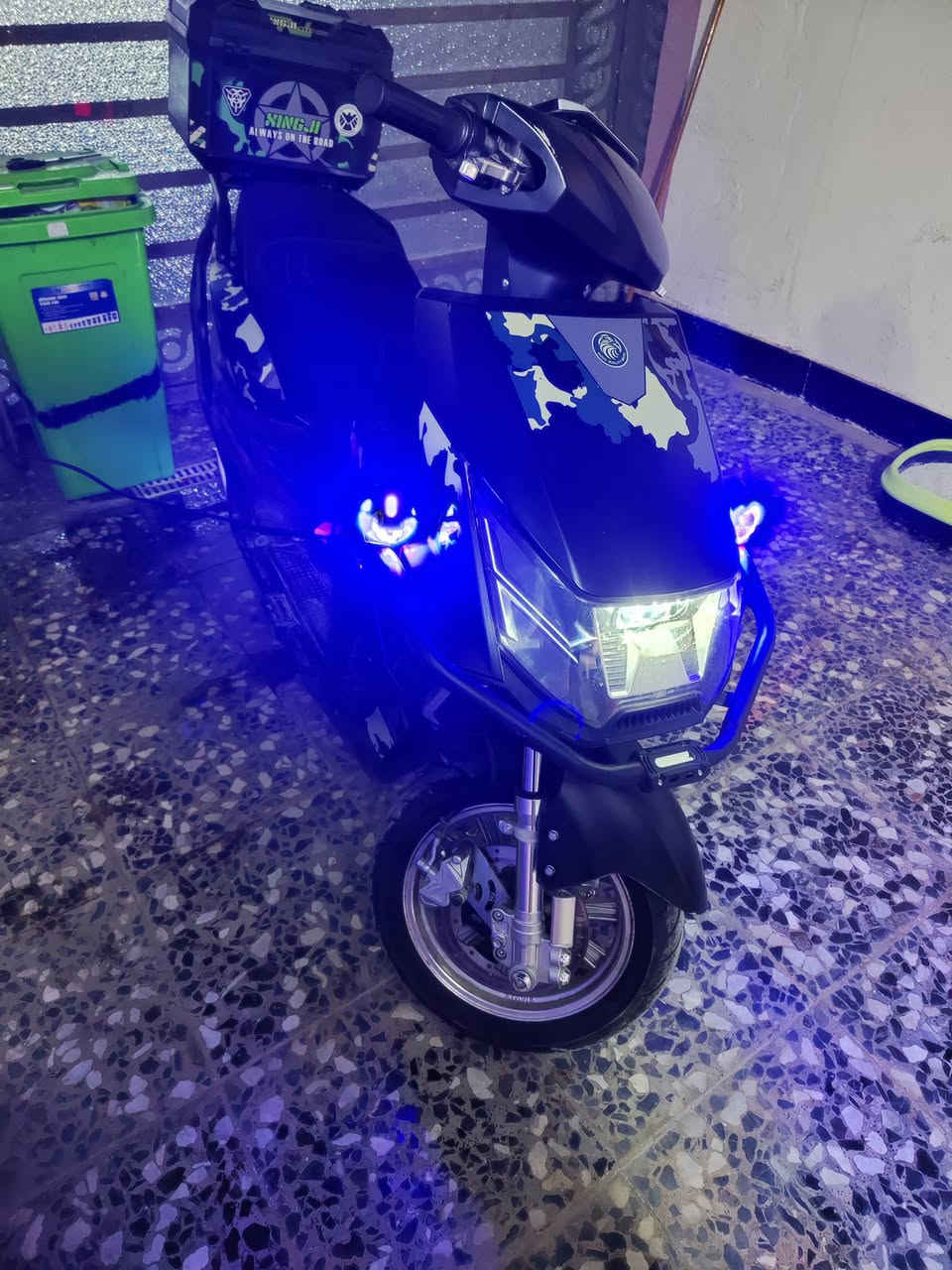 سلام عليكم دراجة شحن يمكن نقصه بس باتريات ما متأكد منه دراجه جديده زيرو بس تركته وصار هيج سعر المطلوب500 وبي مجال للشراي

***********
