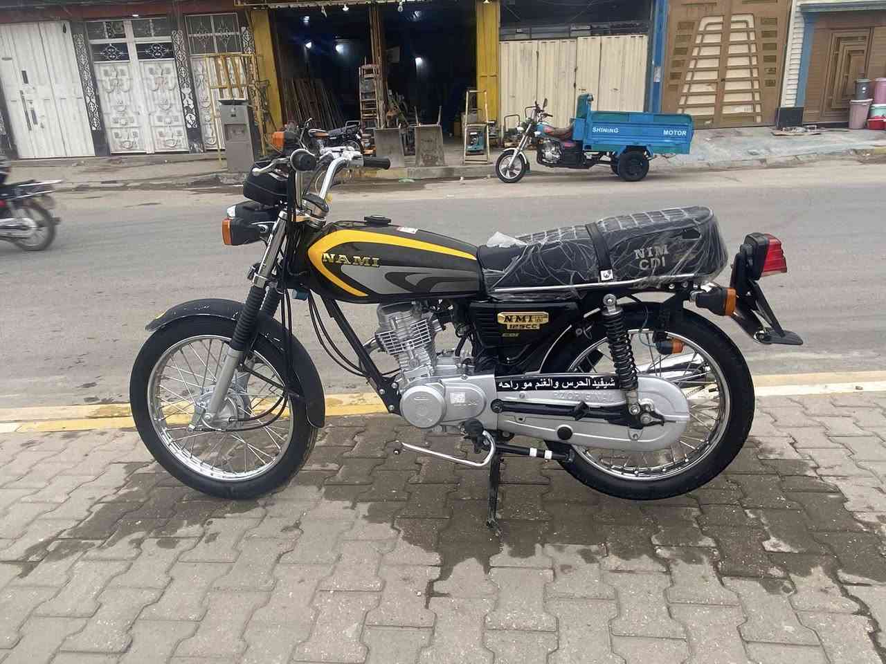 السلام عليكم حبايب دراجه اربع كير مديل 25 نضيفه مامفتوح كلها بدلادي برغي تجاري مابيها دراجه كلك كلك بدون اوراق سعرها 450 وبيها مجال حك جيه مكاني كربلاء حي النصر مامتواجد علنت ذا شراي اتصل***********
