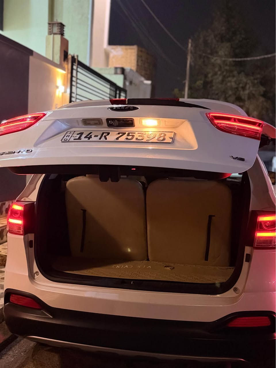 السلام عليكم ورحمة الله وبركاته 
كيا سورنتو موديل 2018 خليجي كفالة عامة ما عدا كارت في الداير الخلفي فقط السيارة تعتبر كفالة عامة السيارة جديدة جداً جداً السيارة فول مواصفات عدا البنرامة 
حجم المكينة 6  سلندر كفاله عامة 
كير 8  نمر ايضاً كفالة 
السيارة جديدة جداً من حدادية 
وتايرات تم استبدالهن اليوم ويوجد لدي وصل بهن شرط اصليات مالات كوري سعر التخم صار علي 500$
السيارة رقم بصرة بأسمي حصراً 
السيارة مالت بيت ومامتعوبة نظيفة جداً الحمدلله 
ماخذينها زيرو وهسة حالياً ماشيةkm 85 وقابل للزيادة
مواصفات السيارة 
بصمات ابواب 
بصمة تشغيل
بصمة باب الصندوق 
صندوق كهرباء مع شفط
لدي امامي
لد خلفي 
كشافات ضباب امامي 
كشافات ضبابي خلفي
حجم المكينة 6 سلندر المرغوبة
بردات تضليل خلفية بلادية 
عدد المقاعد 7 راكب 
كامرة خلفية
حساس امامي 
حساس خلفي 
مساعد ركن السيارة 
تحديد مسار السيارة 
ستيرن كهرباء 
تحكم ستيرن  جهتين
شفتات سرعة 
نظام ايكو 
نظام سبورت 
نظام نورمال 
تبريد 3 قطع  ثلج الحمدلله 
بعد بيها هواي مواصفات 
مكان السيارة البصرة ياسين خريبط
رقم الهاتف ***********
السعر 232 بيها مجال حك الجية ورجاءاً لحد يكسر بسعرها السيارة مالت بيت ومامتعوبة ماخذها زيرو. واسف على الاطالة 
الله يرزق الي ياخذها البصرة, العراق
