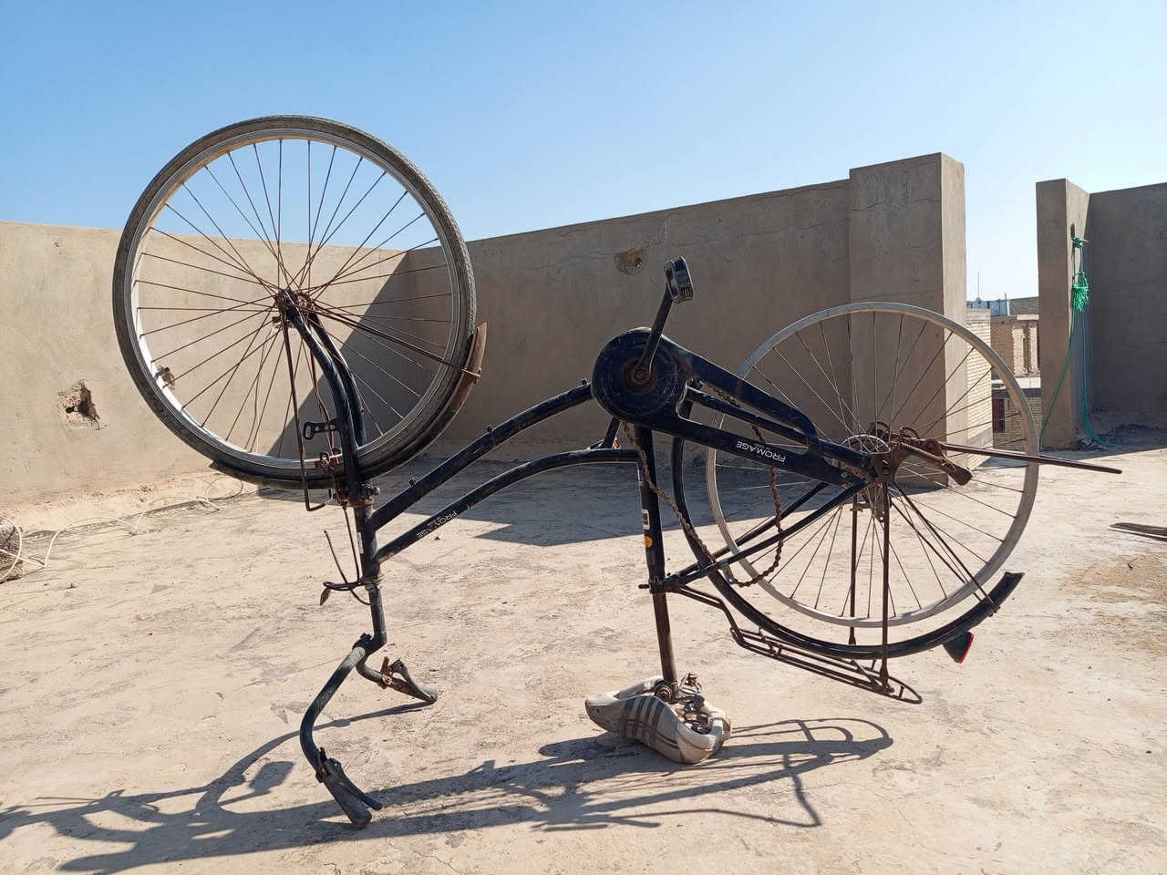 سلام عليكم
بايسكل لون اسود عوزه بس جوب 2 وتايرات لان جان مضموم الباقي كله كامل مثل مموضح بل صور مكاني صگلاويه ***********
