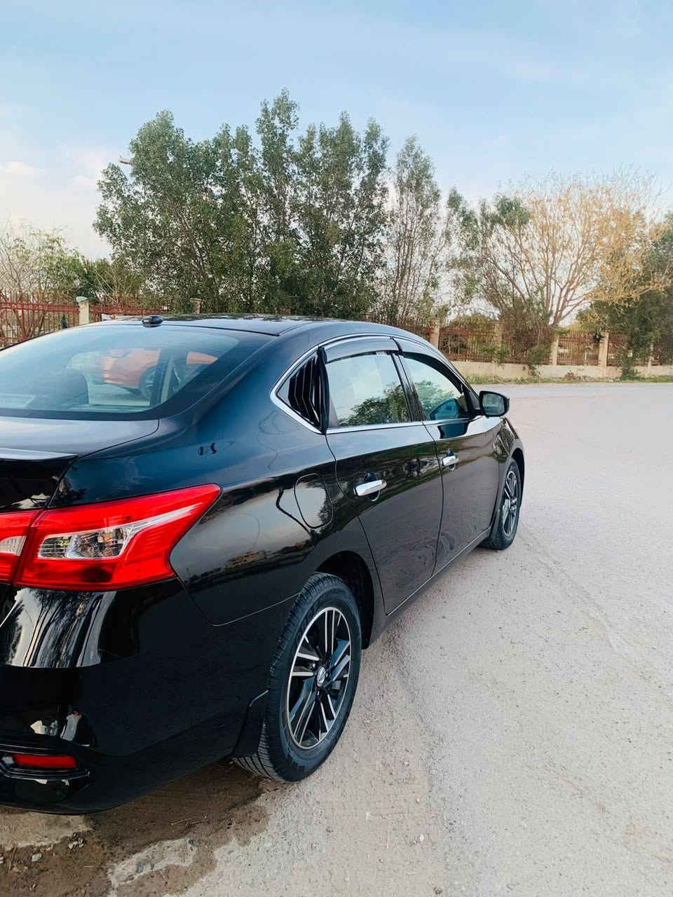 السلام عليكم للبيع فقط نيسان سنترا ٢٠١٩ السياره مكفوله وارد  امريكي بيها بارد فقط براس الجاملغ الأمامي والجاملغ الخلفي  السياره نضيفه خير من الله السياره محرك كير كلة جديد صدر بي شغلات بسيطة تخم تاير جديد تبريد شغال ثلج السعر ١٢٥ عنوان السيارة صلاح الدين تكريت للاستفسار الاتصال على الرقم ***********
