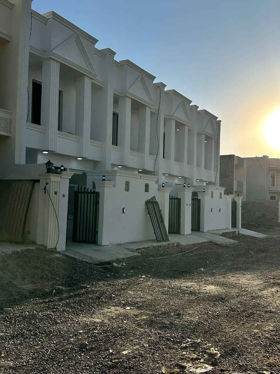 السلام عليكم 
دور تونات لبيع في صلاح الدين ،،🏡🏠
تكريت  الديوم ال 17 الف
 🌳🌳
مساحه الدار 100متر،📏📏
واجهه 5 نزال 20
عرض الشارع10🌁
الدار طابقين🏡
الدار يتكون من 3غرف نوم 🛌🛌
وصاله ومطبخ واستقبال 
صحيات عدد 2داخلي وخارجي🛀
#السعر 64 وقابل للتفاوض التعامل مع صاحب الدار مباشر 
للاستفسار اتصل برقم
***********
