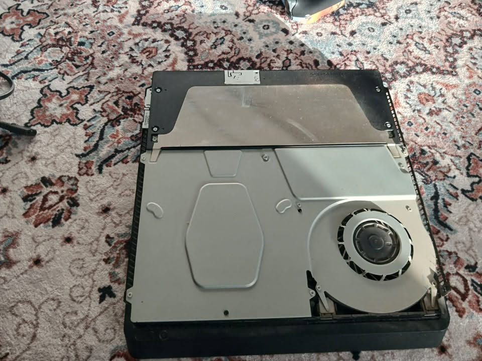 السلام عليكم 
بلي 4 سلم للبيع
ذاكرة 500GB
التحديث مالته 13
وياه جوستك واحد 
٣ العاب 
نظيف وكلشي ما بيه 
سعره 300 وبيه مجال 
واذا متريد العاب مو مشكلة 
للتواصل ويايه على هذا رقم ***********
