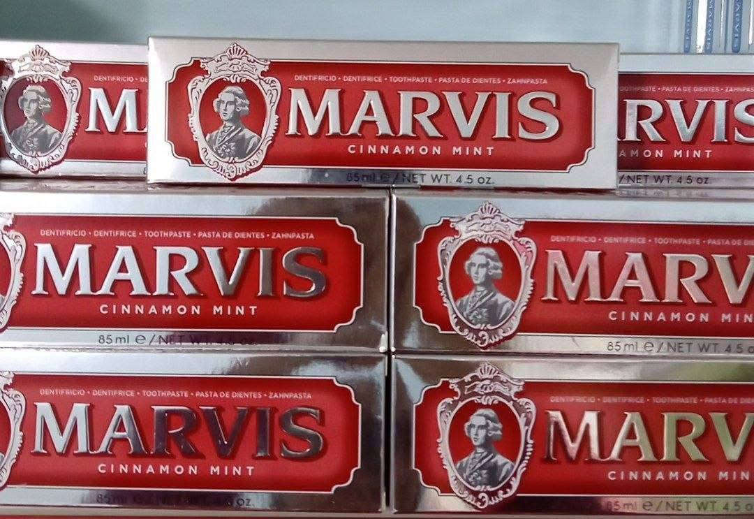 اوووووووووووويلي يابه دمار دمار هل معجون ماتاخذه عمرها خساره معجون أسنان مارفيس (Marvis) 
الإيطالي الفاخر هو خيار شهير لتبييض الأسنان والعناية الفائقة بالفم، يتميز بتركيبات غنية مثل النعناع لتبييض فعال وإزالة البقع الناتجة عن التدخين والقهوة، بالإضافة إلى الوقاية من التسوس، خلوه من البارابين، ومناسبته للنباتيين، متوفر بعدة نكهات (نعناع، قرفة، ياسمين)


**إذا كنت صاحب هذا الإعلان وتريد حذفه لأي سبب، رجاءا أرسل رسالة إلى الدعم الفني**