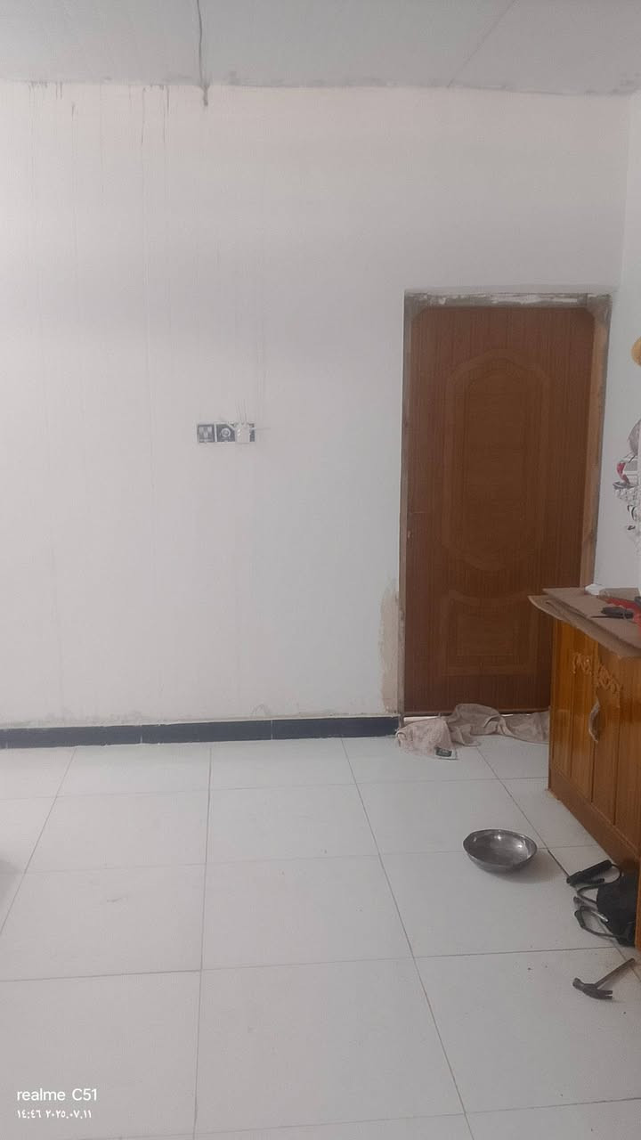 سلام عليكم  بيت زراعي طابقين  المساحه 100متر شرك يحتوي على غرفه نوم وصاله ومطبخ وصحيات واستقبال والطابق الثاني يحتوي على غرفه نوم وصاله وصحيات والسعر 35 مليون وبي مجال للشراي العنوان ناصريه مدينه الصدر خلف الروف نزله ال منهل قرب مولد عايد للاستفسار على الرقم ***********
