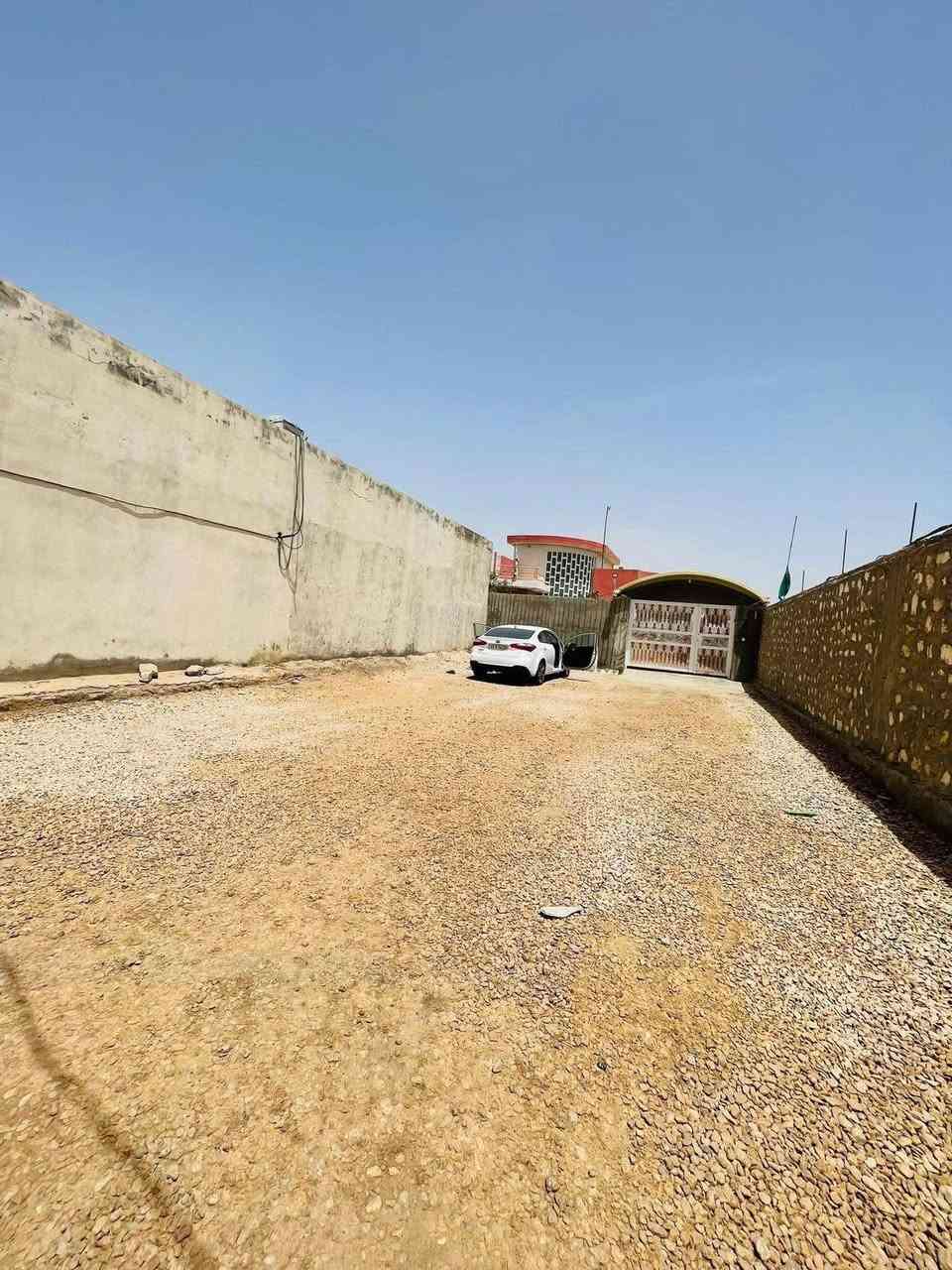 دونم للبيع
في النجف قظاء المناذره حولي الحيره طريق الصنين منطقة الرويطات قرب مدينت الاعاب الأرض السعيده 
مجاور جامع ذو الفقار 
 طابو زراعي سند 25 ب اسمي 
مع دار المساحة 300بناء مع الأثاث 
مع هيكل دار 150متر 
تفاصيل الدار (إستقبال 5x14 مع هول 5x10 مع صالة 5x6 مع 4 غرف نوم 
مع مطبخ بارد وحار 5x7 مع صحيات داخلية وخارجية 
مع حديقة امامية وخلفية 
الاستفسار على السعر الاتصال على الرقم *********** موجود واتساب
