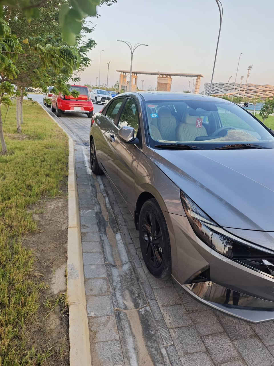 ​📣 سيارة للبيع: هيونداي إلنترا هايبرد 2023 (خليجي) 📣
المواصفات العامة:

​النوع والموديل: هيونداي إلنترا (Hyundai Elantra) هايبرد (Hybrid).

​سنة الصنع: 2023.

​المسافة المقطوعة (الممشى): 41 ألف كم فقط.

​المواصفات الإقليمية: خليجي.

​اللون: فيلي مميز (رصاصي معدني).

​اللوحة والترقيم: رقم بغداد.

​الفئة: كامل مواصفات (فول مواصفات) 

​✨ تفاصيل وحالة السيارة:

​الضمان والكفالة: السيارة مكفولة كفالة تامة من الشركة (محرك، كير، كهربائيات).

​حالة (الهيكل): توجد شخوط أو سحجات بسيطة جداً في الجاملغ الأمامي والخلفي (موضحة في الصور وبسيطة لا تؤثر على جمالية السيارة).

​الاستخدام: استخدام شخصي (على إيدي من الوكالة).

​الوضع القانوني والمالي: السيارة نظام أقساط؛ نمنح المشتري وكالة رسمية، ويتم التكاتب بشكل قانوني ومباشر مع صاحب السيارة الشرعي لضمان كافة الحقوق.

​💰 السعر وتفاصيل الاتصال:

​السعر المطلوب: 158 ورقة (15,800 دولار) وبيه مجال بسيط للشراي المعتمد.

​مكان تواجد السيارة: البصرة.

​للتواصل والاستفسار: يرجى الاتصال على الرقم: [***********] 📞

​ملاحظة: الممشى قليل والسيارة بحالة ممتازة واقتصادية جداً، جاهزة الاستخدام مباشرة.
