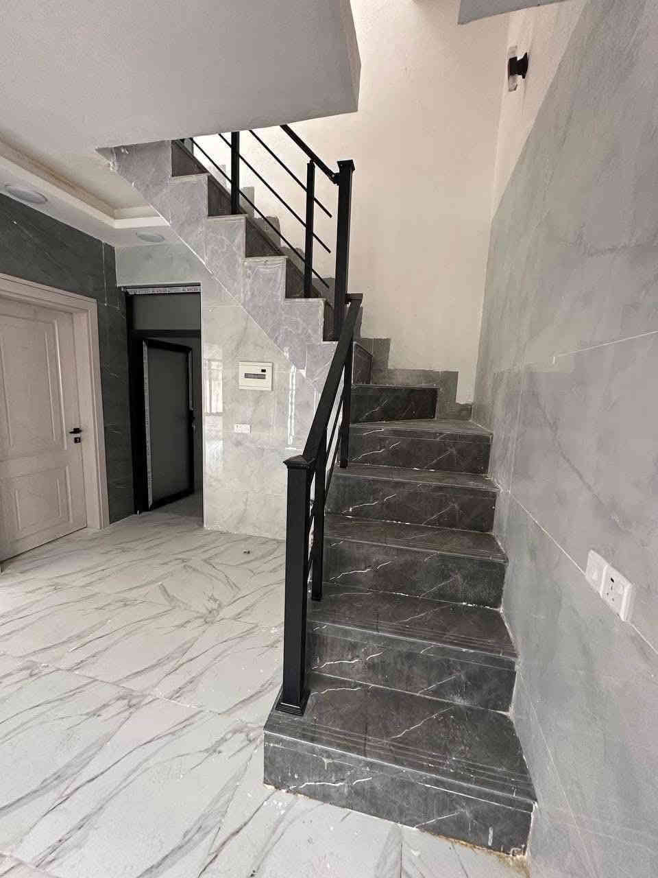 السلام عليكم ورحمة الله وبركاته #مكتب_الغوالي
🔹 بيت للبيع في حي البكر قرب جامع شهيد مجول

🔹 المساحة : 88م ، الواجهة : 8م ، ركن

🔹بناء حديث طابقين 4 غرف نوم 

🔸 سند طابو ملك صرف شرط تحويل وقرار تمليك

ط1 : استقبال ، مطبخ + صالة ، غرفة نوم ، صحيات

ط2 : ثلاث غرف نوم وصحيات وبيتونه

البيت يحتوي على كافة الانظمة الحديثة -

دكتات - سبالت - غسالات - انترنيت - دشات 

للاستفسار اكثر مراجعة #مكتب_الغوالي الكائن في حي السماح الاركان قرب مدرسة السماح الابتدائية وقرب مول القمة او الاتصال على الارقام تالية -

***********

***********
