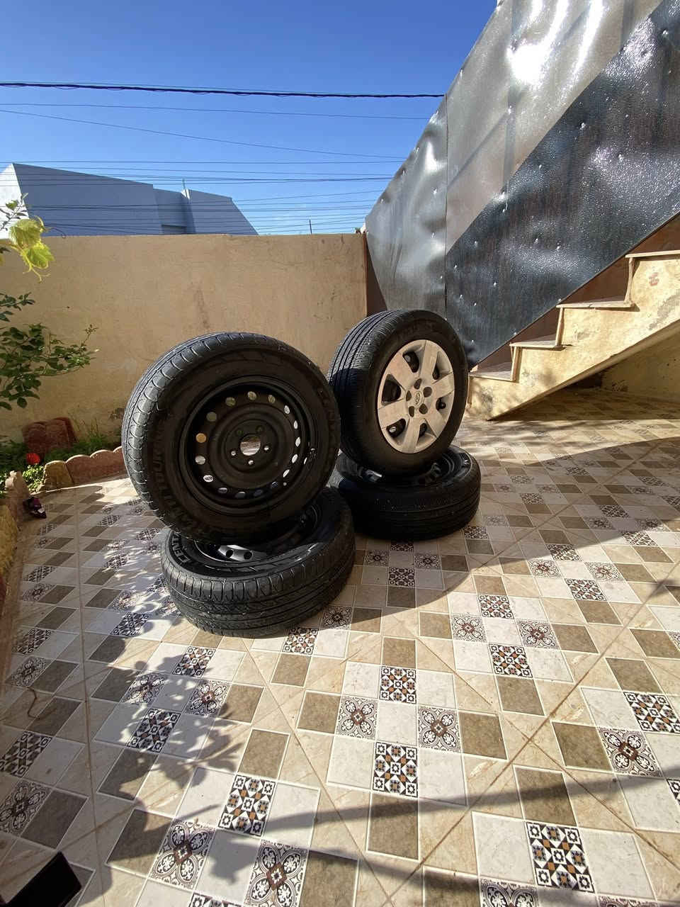 السلام عليكم 
لبيع 
طخم ويل حجم ١٦  (سوناتا )
مع ٤ تايرات 
زوج جديد هابلت
زوج نص عمر  مع طخم كبات جديد 

السعر ١٧٥ 
***********
