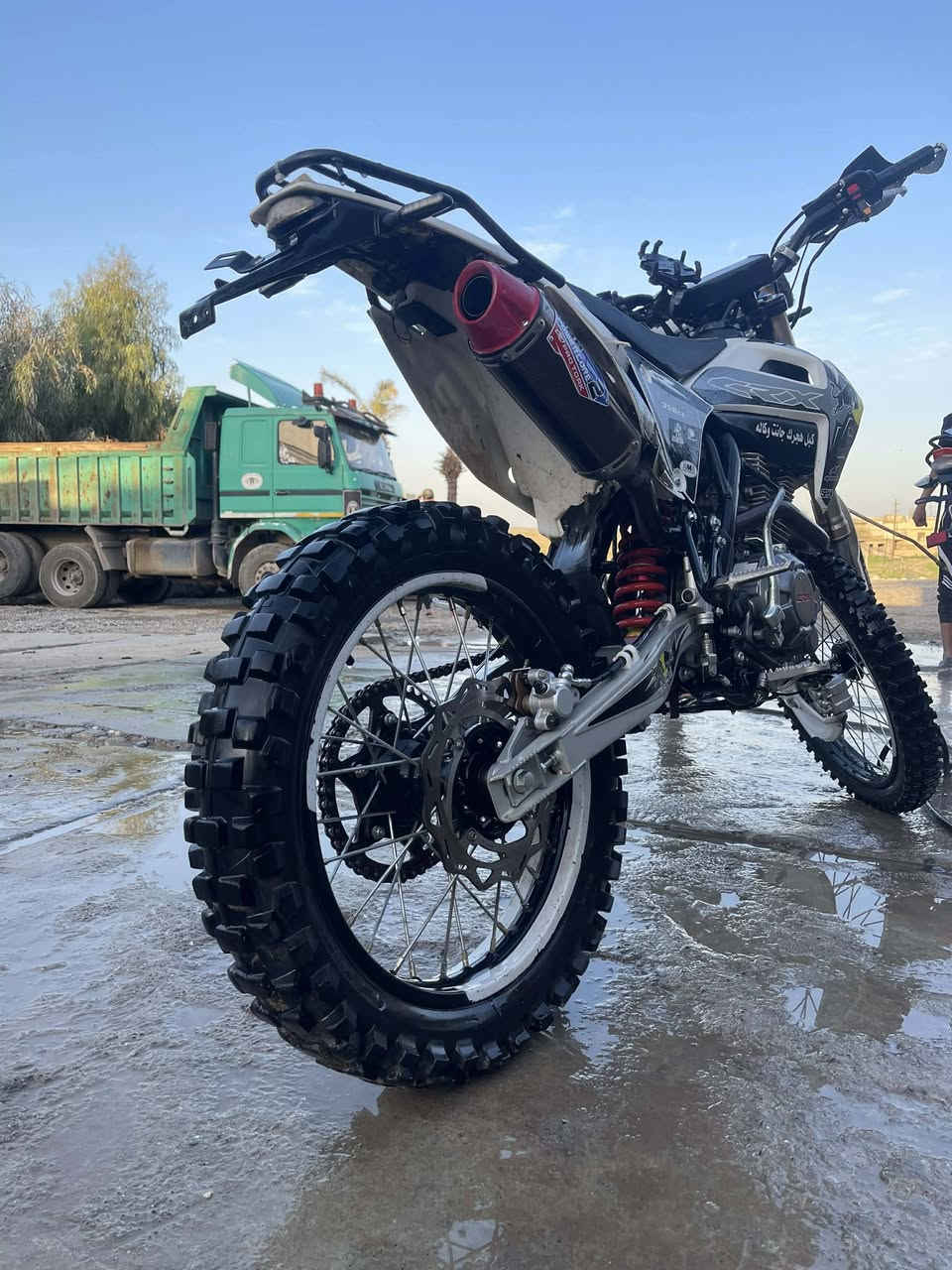 سلام عليكم موطور قفاز موديل 25 بعدو جديد صارلو 3 اشهر من مطبك350cc السعر مليون او750 او بي مجال الرقم*********** موشراي لتبزعني
