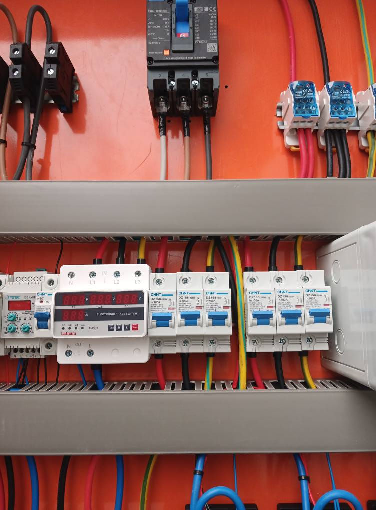 السلام عليكم وتحية طيبة لجميع المتابعين...
إكمال عمل بورد. Ats مرحلتين بنظام البارد المنفصل سنكل فيز
بنظام الحماية المتكامل كهربائي وميكانيكي
المواد المستخدمة شركة chint  الصينية
كونتيكتر الوطنية 80امبير
كونتيكتر الطاقة 80امبير 
كونتيكتر لحماية السبالت  100 امبير
سلكتر إلكتروني للتغير بين الخطوط في حال انقطاع احد الفيزات
للاستفسار مراسلة الصفحة او الاتصال عالرقم او الواتساب
***********
***********
تحياتي لحضراتكم.
