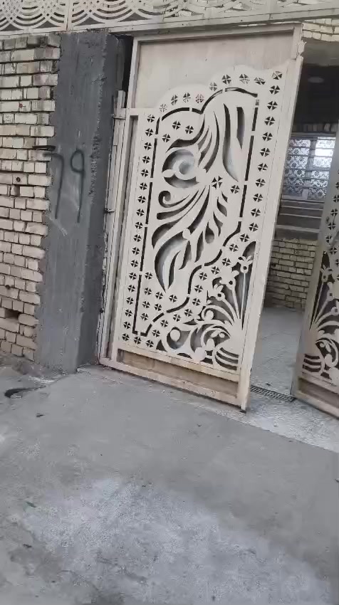 السلام عليكم.                                                           بيت للبيع العنوان مدينة الصدر حي طارق القديم قرب معمل غاز الطارق فرع اسواق الخيرات بناء درجه اولى رفت وصب مسلح البناء طابوق بيت درجه اولى غرفتين نوم وصاله كبيره وديوانيه ٦امتار البيت جاهز سيراميك وكاشي اضافه الى سطحين بلمستقبل يصير بي ٤غرف اضافه الى مطبخين حار وبارد  
للتواصل مع رقم صاحبه ‏***********
