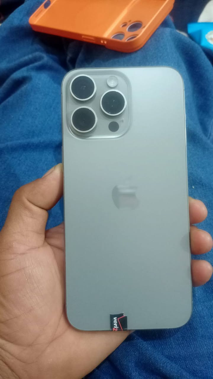 إيفون ١٥ برو ماكس جهاز جدا نظيف مبدل شاشة أصلية أمريكي وياه شاحن و باكيت سعره ٨٥٠ وبيه مجال***********
