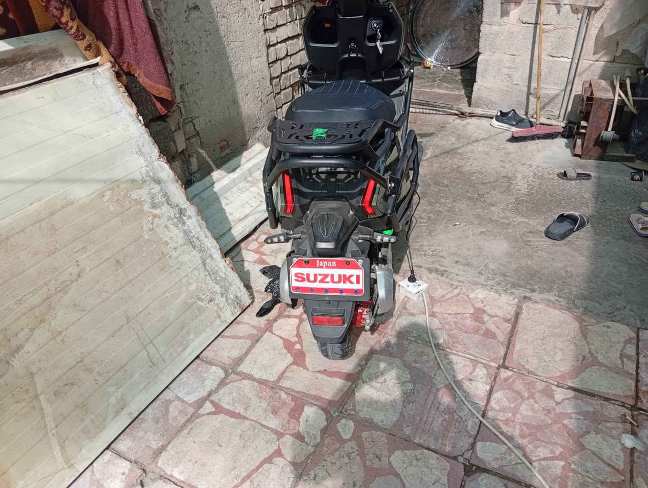 من رخصت ألادمن دراجة شحن للبيع مكاني حي النصر دراجة جديدة الله شاهد ماماشي شي قليل ا  سعر 950 او بيهة مجال ***********
