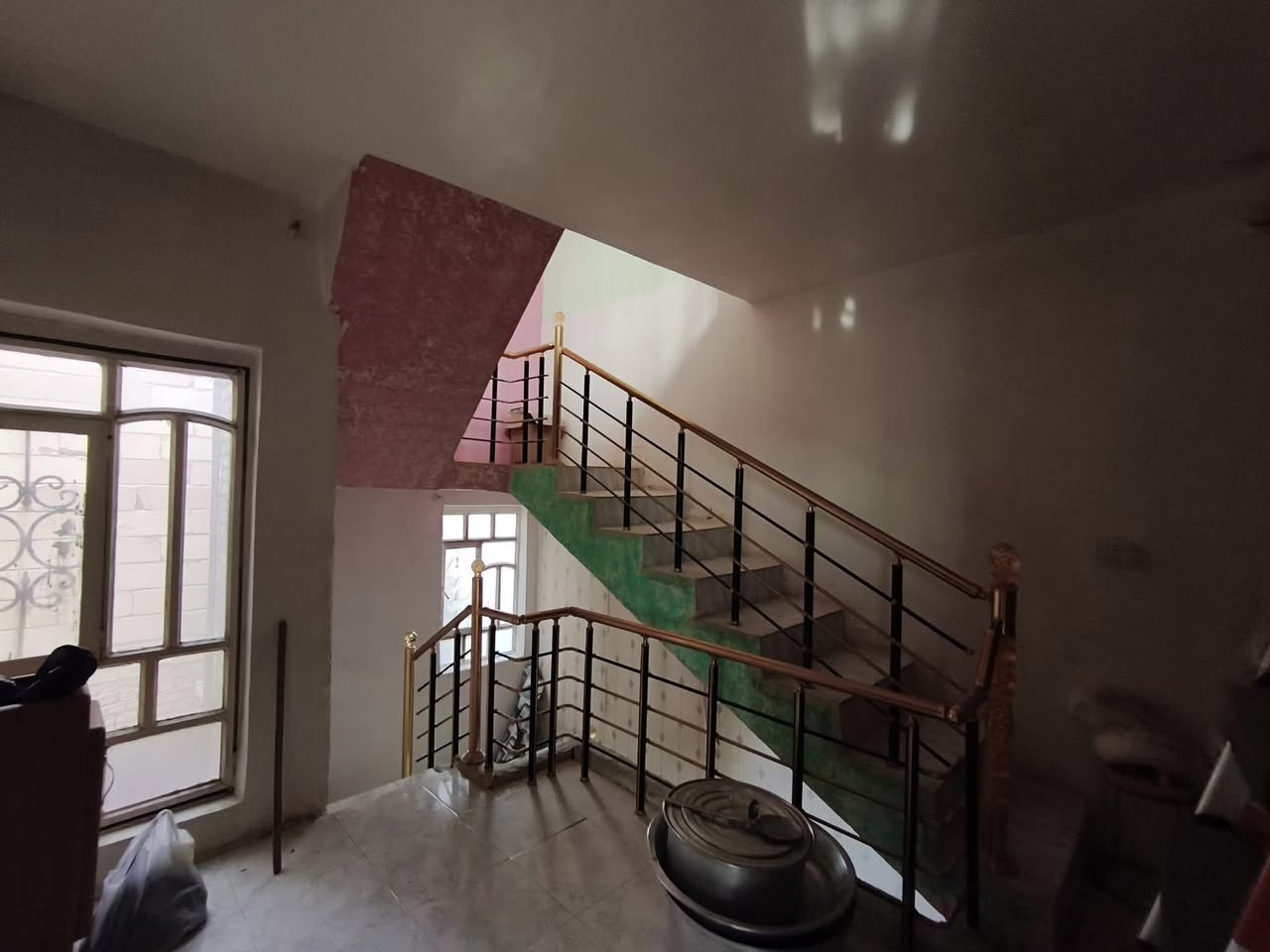 #دار_للبيع طابو صرف في منطقة الإسكان، مقابل حائط الزراعة على الشارع العام.
- المساحة: 100 متر مربع مع فضلة 100 متر.  
- الموقع: ركن على شارعين.  
- المواصفات: عكادة وطابوق، أساس كونكريت مرتفع عن مستوى الشارع.  
- عدد الطوابق: طابقين.  
تفاصيل الطابق الأول:  
- حديقة وكراج.  
- صحيات داخلية وخارجية.  
- غرفتين، صالة، واستقبال.  

تفاصيل الطابق الثاني:  
- 3 غرف نوم.  
- صالة.  
- سطحين. 
==========================
🔺#للاستفسار الاتصال ع الرقم التالي 
ارشد ***********📲 
==========================
او مراسله واتساب 
http://wa.me/+964*********** 📲  ==========================
او زيارة مكتبنا 
🔺مكتب دره المشرق للاستثمار والتطوير العقاري 
🔺العنوان:-حي الجزائر قرب مأكولات تشرين
