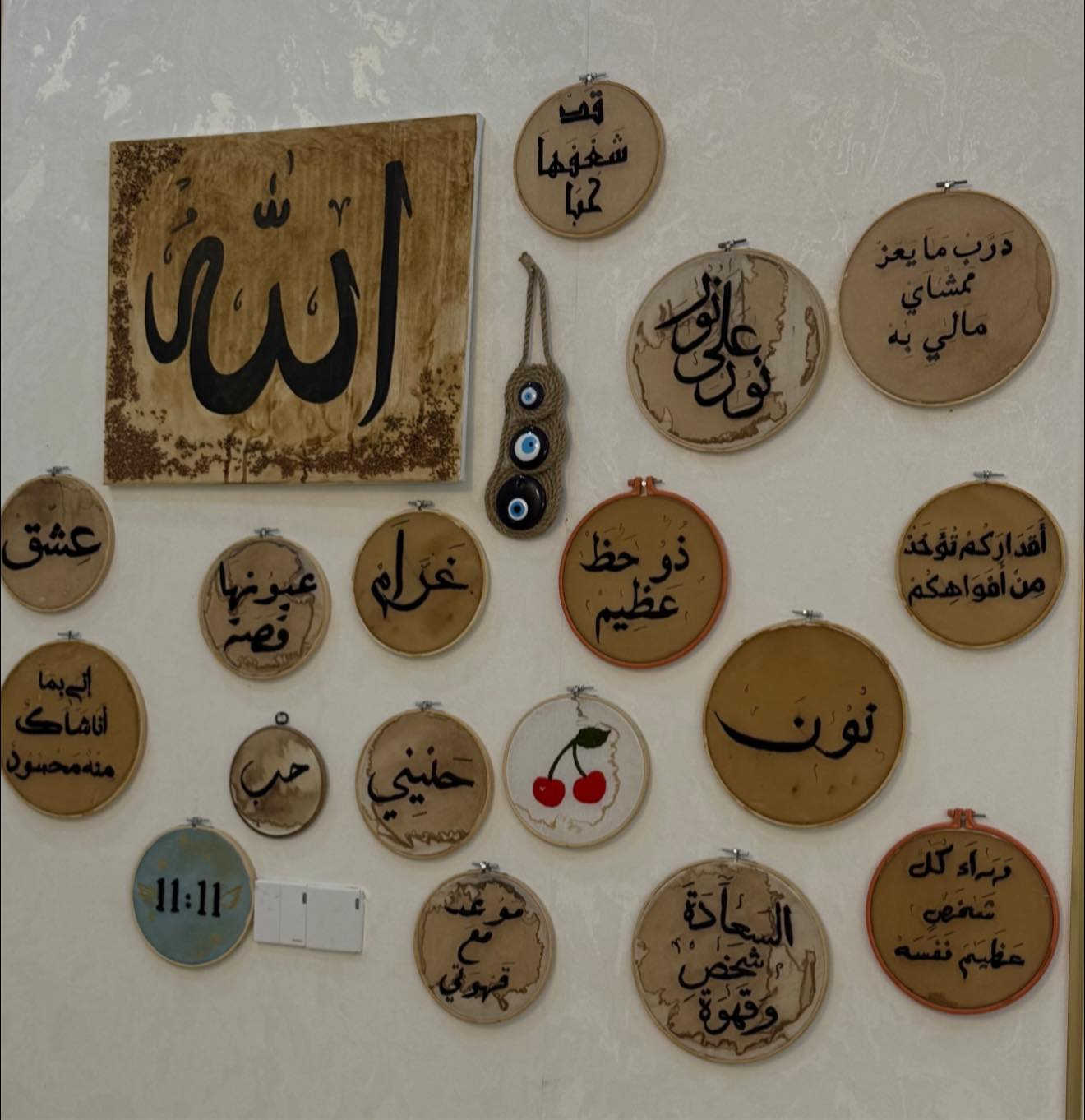 سلام عليكم اني اسوي تعليقة تطريز بهلشكل والرسم يكون بالقهوة تفيد لركن القهوة  شغل ايدي 100% الي يخب يشتري يراسلني


**إذا كنت صاحب هذا الإعلان وتريد حذفه لأي سبب، رجاءا أرسل رسالة إلى الدعم الفني**