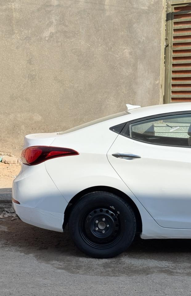 سلام عليكم النترا 2016امريكي 
مكينه 2000دوش 
تبديل بيها بنيد والبدنه الاماميه
وصبغ دوس وبيها بارد وتكحيل قليل بالباب الخلفي بجها السدر السياره عليها تخم تاير جديد ماعوزها شي سياره ترايك وين ماجان العنوان ناصريه مركز ***********
