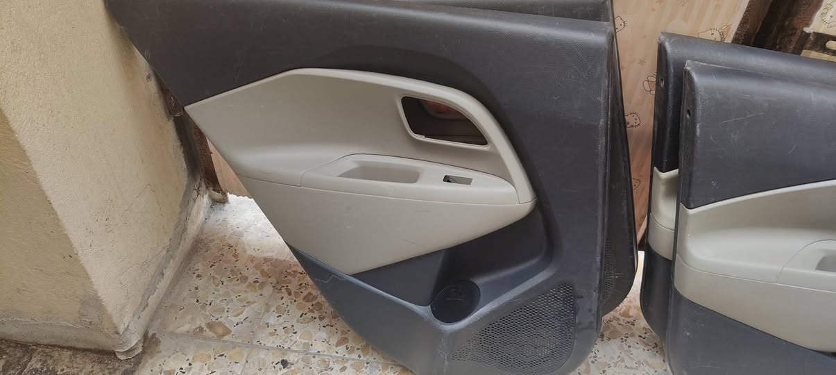 السلام عليكم .من رخصة الادمن عندي بطاين مال كيا ريو موديل 13 الي بالصور مال السايق والي وره السايق عدد 4 الي يفيدنه يتواصل ويا راعيهن على الرقم *********** السعر بكيفك قيمهن وتعال اخذهن مكانهن بغداد الرصافه الشعب نضافه 95 %
