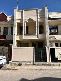 ١٠٠م • واجهة٥م • غرفتين