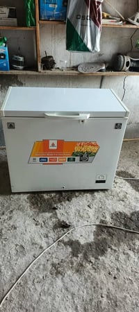 مجمدة شغالة • ١٢ قدم • ماركة الحافض