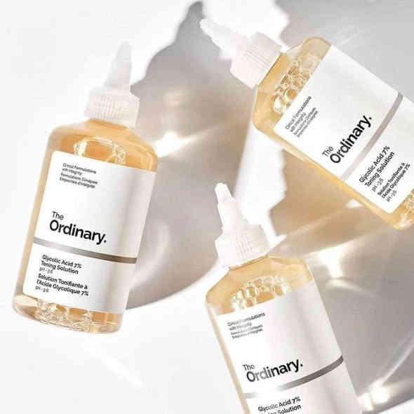 تونر اوردناري الاشهر عالميا والاكثر مبيعا 💪💪

المنتج الذهبي الي لازم يكون موجود عند كل بنية ✨

‏Glycolic acid 7%Toning❤ solution
 من البراند #theordinary الكندي 
ملاحظة : منتج كندي اصلي 
 
تونر يحتوى على:
💥 جليكوليك اسيد من أهم أحماض الفا هيدروكسى اسيد والالوفيرا والجينسينج 

يعمل على: 👇
💎تقشير البشرة برقة شديدة ولطف وبشكل غير ملحوظ
💎 إزالة الجلد الميت وتصفيه البشره 
💎تحسين مظهر الخطوط والتجاعيد وتحفيز الكولاجين 
💎محاربة الحبوب فوق الجلد وتحت الجلد  بشكل فعال وآمن 
💎 تفتيح و توحيد لون البشرة 
💎تفتيح منطقة تحت الذراعين (الابط) وبين الفخذين 
💎فعال في تقليل من حبوب الظهر والمؤخرة 
💎يستخدم لتنقية فروة الرأس والتخلص من قشرة الشعر.
💎 تصغير حجم المسام 

✴️طريقة الاستخدام :
---------------------------
مرة واحدة يوميا مساءا على بشرة نظيفة باستخدام قطنة نظيفة وتمريرها على البشره 

✅آمن الاستخدام ليس له أي أضرار ولا أعراض جانبيه 

     ضمان استرجاع المنتج 100‎%‎
اذا كان مو نفس الاصلي 
واذا كانت المادة غير شغالة
تگدر ترجع المنتج بعد يوم من اخذه

سعر الدرزن  30 الف

توجد منتجات اخرى

للحجز واتساب ***********
