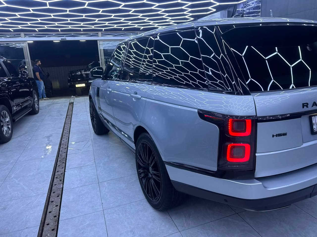 � للبيع | Range Rover Vogue HSE P400 | موديل 2020

للبيع رانج روفر فوج HSE P400 موديل 2020

▫️الممشى: 80,000 كم
▫️المحرك: 6 سلندر P400 (400 حصان) مع نظام 48V Mild Hybrid
▫️القير: أوتوماتيك 8 سرعات
▫️الدفع: رباعي دائم (4WD)
▫️الوارد: أمريكي

المواصفات:

✅ بانوراما
✅ كاميرات 360°
✅ حساسات أمامية وخلفية
✅ تشغيل ودخول ذكي (Keyless)
✅ تشغيل بصمة
✅ مقاعد جلد كهربائية مع ذاكرة
✅ تبريد وتسخين للمقاعد الأمامية
✅ تدفئة للمقود
✅ تعليق هوائي
✅ شاشة كبيرة + نظام ملاحة
✅ جنوط أصلية 22 إنش

الصيانة والحالة:

✔️ صيانة دورية منتظمة
✔️ السيارة نظيفة جدًا وجاهزة للاستخدام.
✔️ لا يوجد أي Airbag مفتوح
✔️السعر 43,500$ قابل للتفاوض 
✔️العنوان بغداد للتواصل 
✔️الهاتف : ***********
