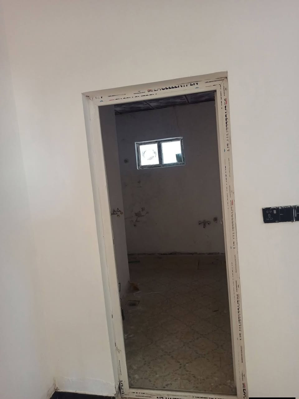 دار للبيع في مجمع بيتي الأول مساحه 200 متر طابقين
يحتوي على ثلاث غرف فئه B 
موقع مميز عكس الشمس وجه كوفه وعلى ساحه 
سند حر يباع نقداً بسعر مناسب 
للتواصل 
***********
***********
