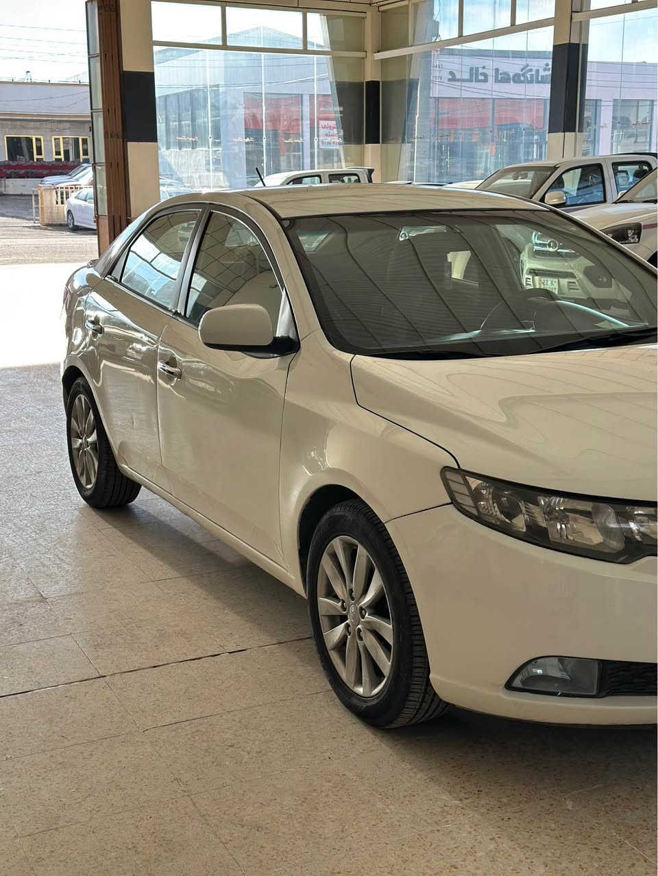 كيا سيراتو لون أبيض موديل 2012  صبغ بها قطعتين ربع رقم وسنويه منتهي كير ومحرك نظيف غرامات بها 100 دولار سيارة موجود زاخو تلفون *********** زاخو, دهوك
