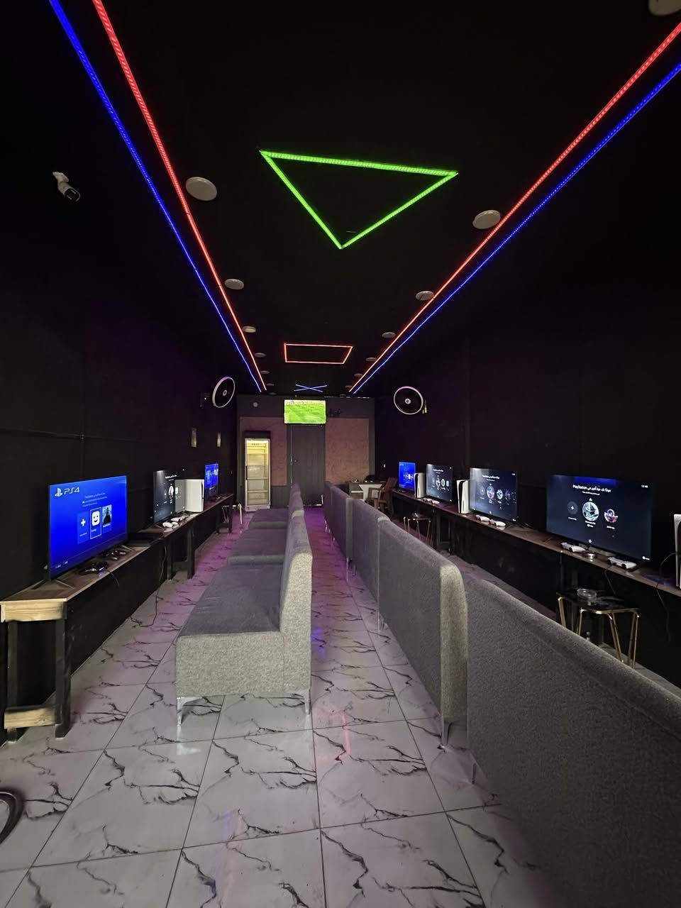 السلام عليكم 

#فرصة استثمارية وبسعر مناسب جداً 

صالة العاب الكترونيه جاهزة وبطابع بحديث 
متكاملة  من كل شيء اضافة انها تحتوي ؏ غرفه منفصله 
تكدر تستفاد منها في المستقبل 
القاعة مجهزة بشاشات جيدة جداً وبدقة 4k
وبأحدث الاجهزة الالكترونيه  اضافة الى سستم كامرات 
وسبلت كنتوري  يعني تجي تستلم جاهز

        سبب البيع
( لعدم التفرغ التام لها )
للتواصل و الاستفسار ؏ الرقم الاتي :-

***********
