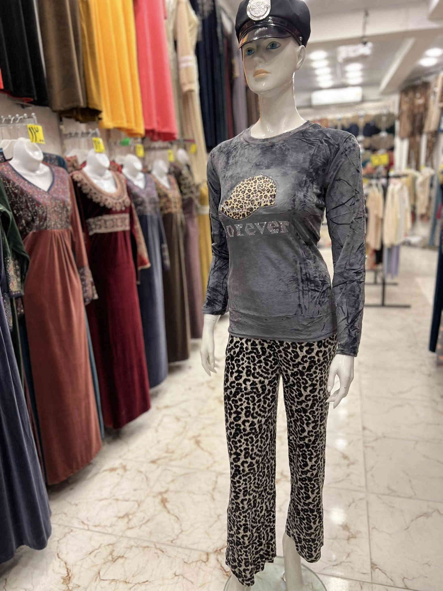 تراك  نسائي فول ليكرا 
خامه ممتازه 👌
يلبس وزن من50إلى 90كيلو 
سعر الجمله 12 قطعه (75 )الف
سعر المفرد (8)الف 
يوجد توصيل داخل الموصل 🚚 
(واتساب )***********
