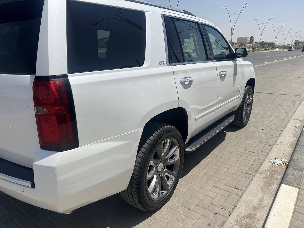 السلام عليكم
تاهو ٢٠١٦ ltz مواصفات برايمر اعلى شي 
لون صدفي سياره تعبان عليها هواي 

عينه ليزريه 
داتا شو 

كير جديد 
محرك كفاله 
تخم تاير زيرو 
صدر جديد 
رقم بغداد باسمي 
بيها قطعه وحده تبديل 
ومكانات كلير امريكا 

السونار مرفوق 
سعر ٣٠٤ وبيها مجال بسيط 
***********
