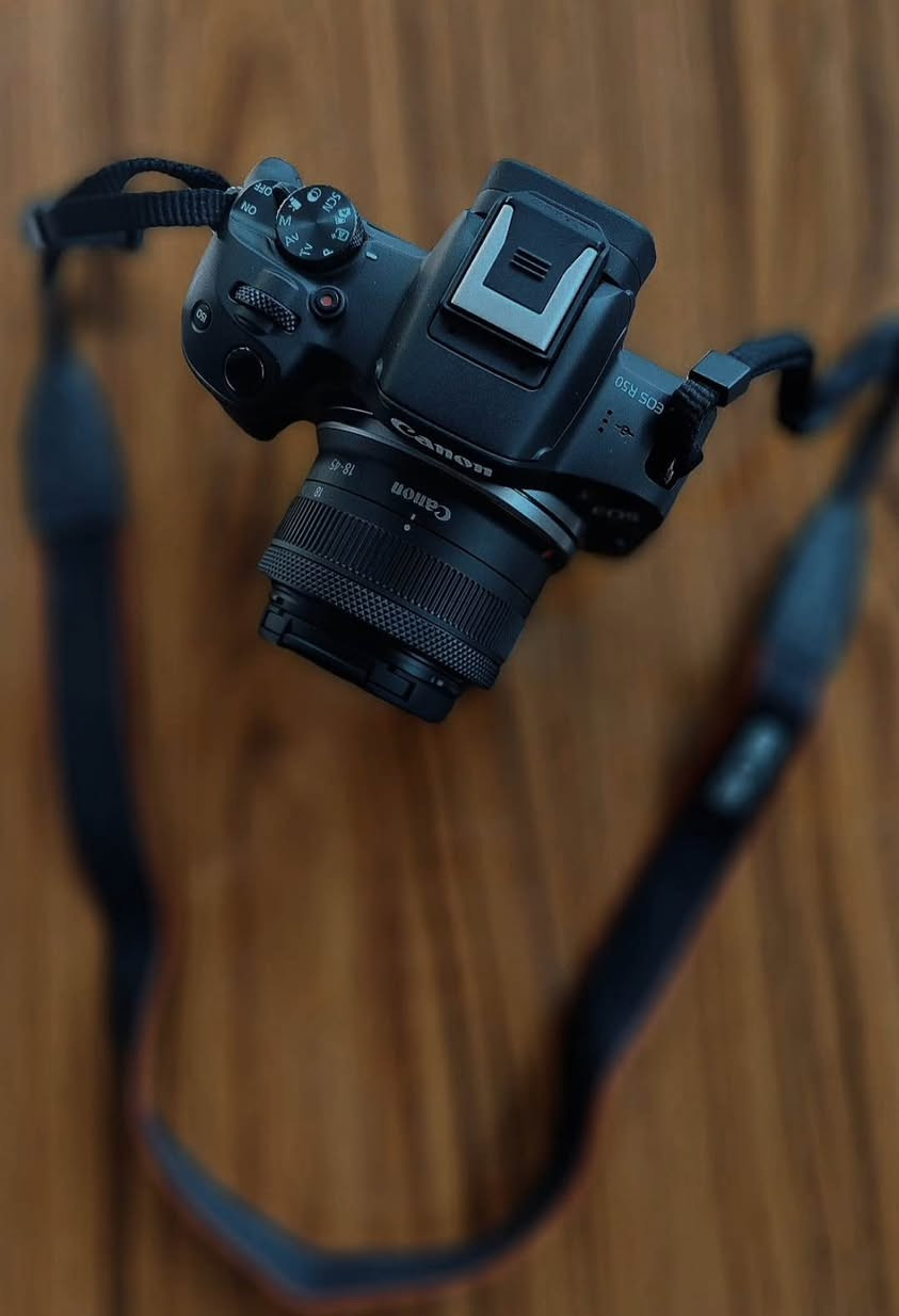 📸 للبيع كاميرا Canon EOS R50 – حالة شبه جديدة ✨

كاميرا احترافية وخفيفة، مناسبة للتصوير الفوتوغرافي وصناعة المحتوى والفيديو، وتتميز بجودة عالية وتركيز سريع ودقيق.

🔹 دقة 24.2 ميغابكسل
🔹 تصوير فيديو 4K بجودة ممتازة
🔹 نظام تركيز تلقائي سريع مع تتبع للوجه والعين
🔹 شاشة لمس متحركة ومناسبة للتصوير والفلوغات
🔹 خفيفة وعملية وسهلة الاستخدام
🔹 الحالة: شبه جديدة ونظيفة جدًا
🔹 الاستخدام قليل والمحافظة عليها ممتازة
🔹 خالية من الأعطال أو المشاكل وجاهزة للفحص والتجربة

📦 الملحقات كاملة:
[العدسة – البطارية – الشاحن – العلبة – الحزام – الذاكرة]

💰 السعر: 750,000 د.ع
📍 العنوان: الديوانية قرب المعهد
📞 للتواصل: ***********

كاميرا ممتازة لمن يريد دخول عالم التصوير الاحترافي أو صناعة المحتوى بكاميرا حديثة وقوية، وحالتها قريبة جدًا من الجديدة.
البيع بسبب عدم الاستخدام / التفرغ، والسعر قابل للتفاوض بالمعقول. ديوانية, القادسية

