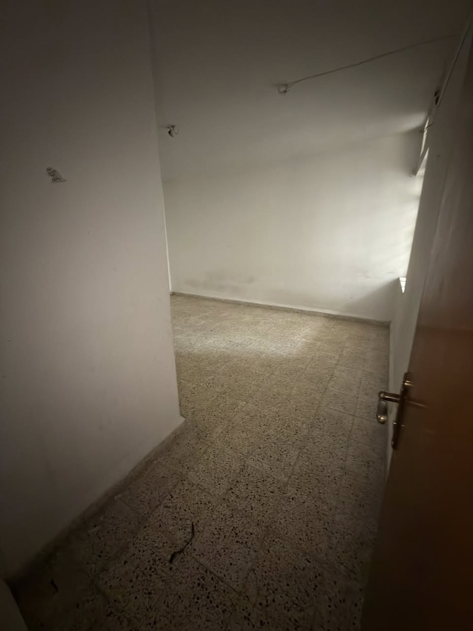 للايجار 👇 للايجار 👇للايجار 👇 اسلام عليكم لدينا شقه لليجار في حي الاخاء قرب شارع الكنسيه موقع مميز كامل الخدمات نضيفه حيل بمساحة ٢٥٠ متربع تحتوي على هول + مطبخ + استقبال + غرفتين نوم + صحيات + بيتونه وسطح 
للاستفسار اكثر اتصال على الارقام الاتيه 

سعر ٣٠٠ 

***********. -  ***********
