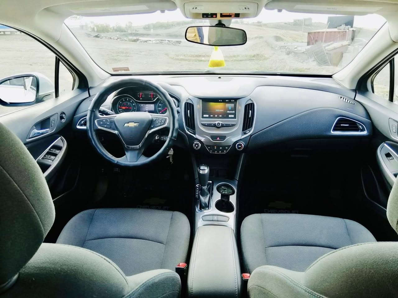 للبيع العاجل
شفروليه كروز (Chevrolet Cruze) موديل 2018

 المواصفات: فئة LT
 المحرك: 1.4 لتر توربو 🚀 (1.4L Turbo)
 المسافة المقطوعة: 119,000 كم
 الصبغ (البخ): جاملغين أماميين صبغ مع الدعاميا. يوجد ضربة في الجاملغ الخلفي جهة الراكب (غير مصلحة).
 المحرك (المكينة):مجفتة (تشفيت) مع ضمان لمدة أسبوع.
 الكير: لم يفتح (بشرط الضمان لمدة أسبوع).
 الكهربائيات: جاهزة ومضبوطة بالكامل.
  الإيرباغات: سليمة 100%.
 السنوية: منتهية.
 الرقم: أربيل.
 الموقع: السليمانية.
 السعر: 73 ورقة (7,300$) مع مجال بسيط للمعامله.
للتواصل والاستفسار
 📞: 0770 895 5656

