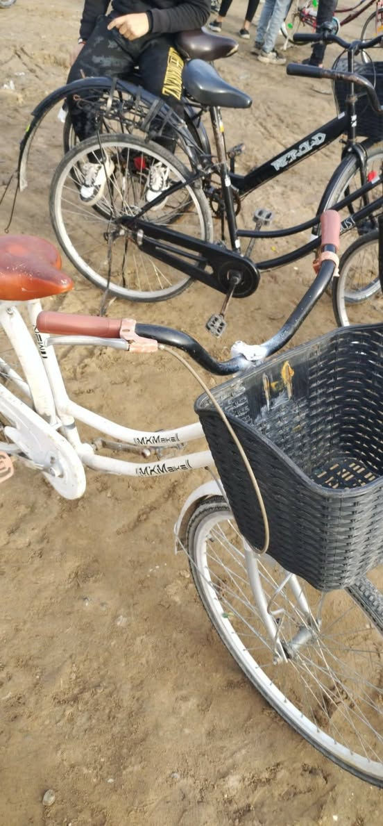 بايسكل عبد الحليم للبيع البايسكل حجم 26 السعر 50 وبي مجال للشراي مكاني موصل حي الفلاح للتواصل 
***********
