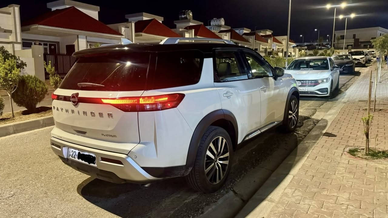 نيسان باثڤندر بلاتينيوم.
شباب السياره بلاتنيوم فول مواصفات اعلى فئه حادثها خفيف باب وجاملغ بدون ايرباك وبدون دواخل السعر 280 قفل 
 ***********
