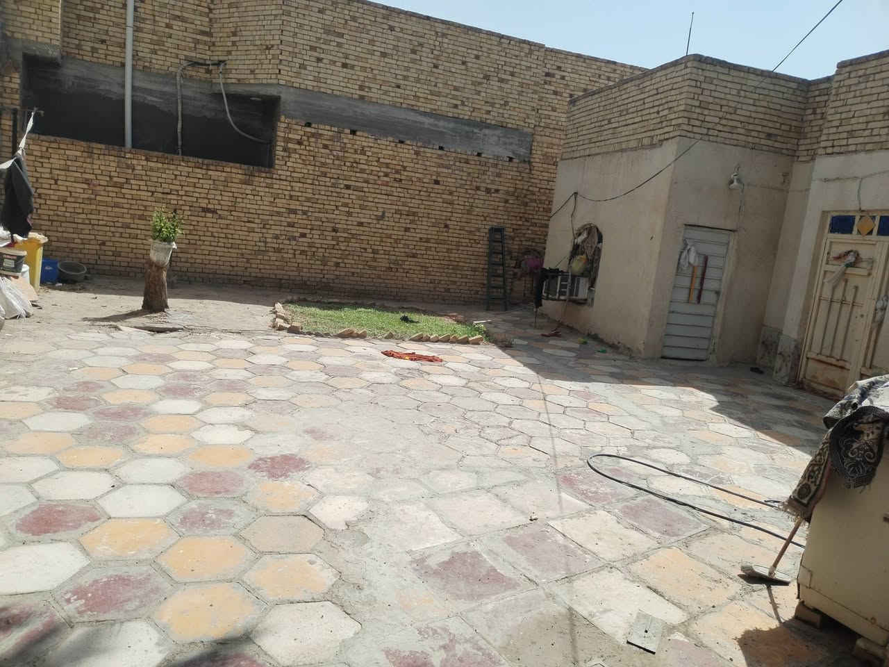 سلام عليكم بيت للبيع المكان حاوي النهضه قرب جسر الحاوي   المساحه 300 خلفي  سعره 115 وبي مجال  
للستفسار خاص او الاتصال عله الرقم ***********
