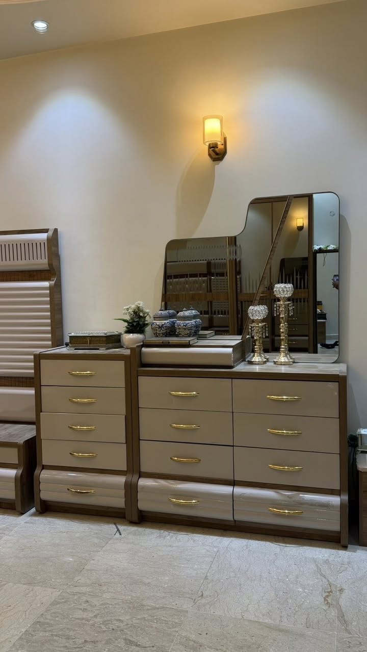 السلام عليكم....
غرفة مستعملة استعمال شهرين فقط، نظيفة جداً، الك حق تشوفها قبل لا تشتريها، سعرها جداً مناسب مقارنة بالمتانة،،، الفتح و الشد مو من ضمن السعر... للشراية اكو مجال بسيط، للأستفسار عن السعر و التفاصيل التواصل على الرقم 
المكان بغداد، زيونة
لطفاً من حضراتكم الشراي فقط يتواصل
*********** 
اتصلوا بالواتساب متوفر
