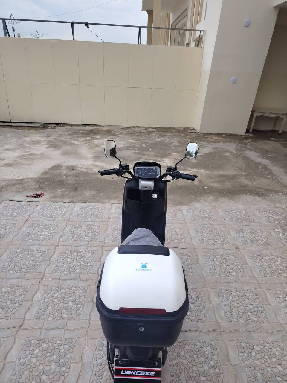 ماطور للبيع 318 ما صار له شهرين ملف 2000 ست بطاريات كل شيء شغال بيه سعر 700 وبي مجال***********
