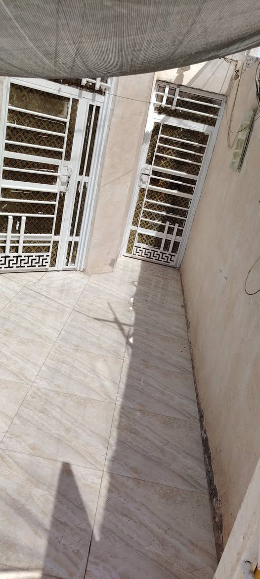 سلام عليكم
بيت زراعي البيع مساحه
مساحه ١٢٥ متر
واجيه 5 ونزال 25 البناء ابلوك طابق ونص
بي استقبال ومطبخ ومناور
صحيات وغرفتين وحده جوه وحده فوك وصاله
خدمات ماي كامل ومجاري كامله وكهرباء
ابصف مقاطع ٢ الحولي علمن البيت بناه جديد
سعر خاص
وهاذ رقمي بي واتساب ***********
