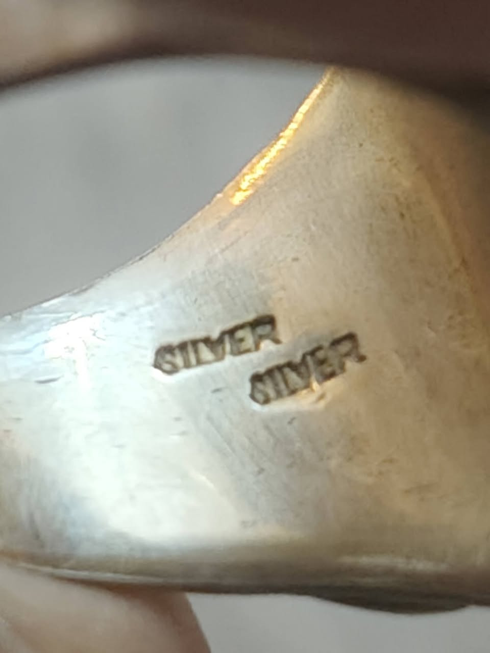 للبيع محبس فضة تراثي مميز 🔴
محبس فضة شغل يدوي ثقيل
بحجر عقيق كارنيليان طبيعي
لون ذهبي مائل إلى الفضة مع شفافية جميلة
قصّة كابوشن ونقش تراثي أنيق
صناعة أوروبية (ألمانيا)
حلقة المحبس قابلة للتعديل (تتكبر وتتصغر حسب حجم الإصبع)
مناسب للبس اليومي ولأصحاب الذوق الأصيل
🔹 الحجر: عقيق كارنيليان طبيعي
🔹 المعدن: فضة حقيقية مع لمسة ذهبية طبيعية
🔹 الحالة: ممتازة
🔹 الحجم: متوسط قابل للتعديل
💰 السعر: 650 ألف دينار عراقي
📌 قابل للتفاوض البسيط للجادين فقط
تواصل ويتساب / 
***********
