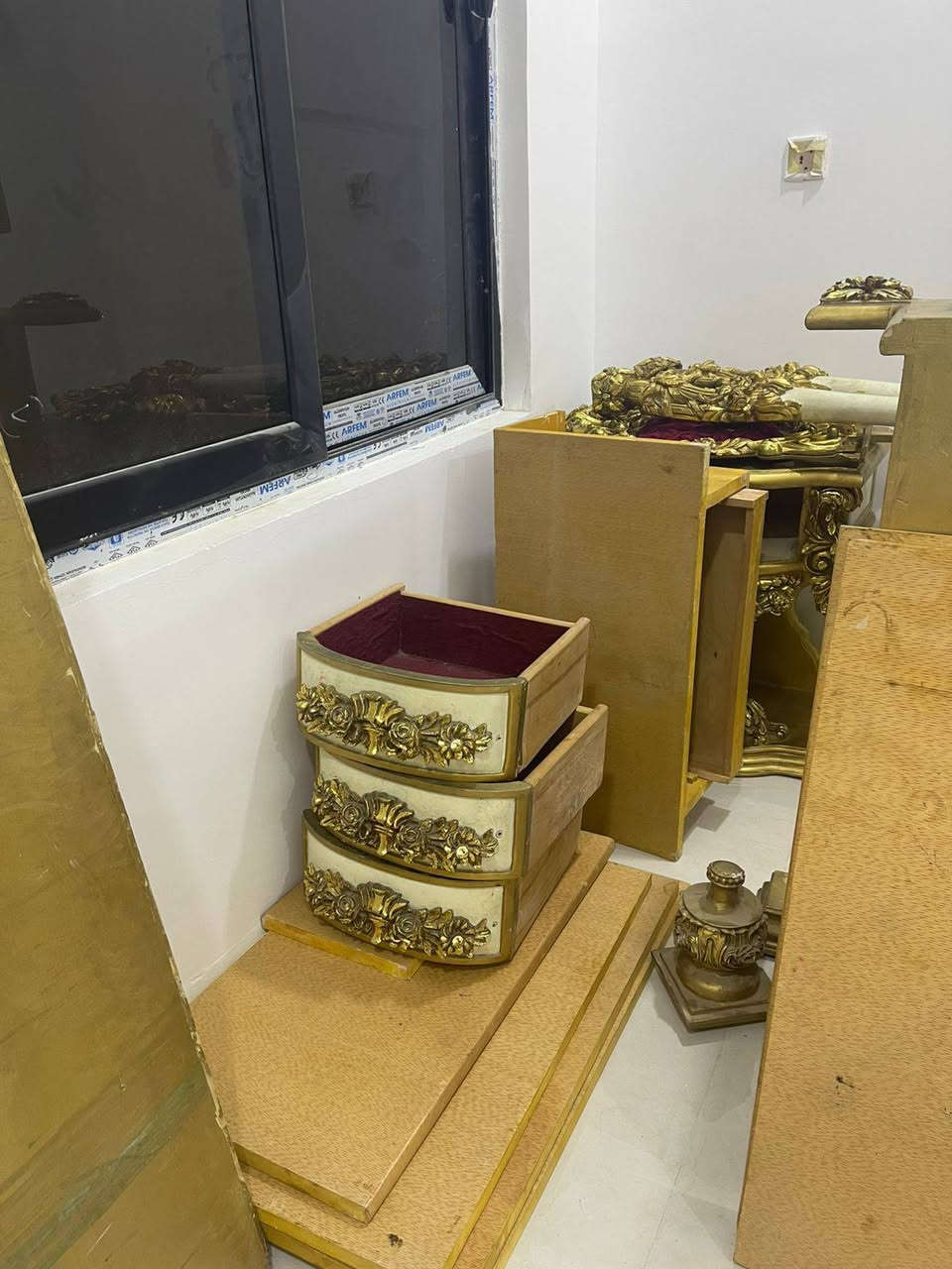 السلام عليكم عرض جديد  غرفه مصريه  كلش نضيفه متكونه من 6قطع +كيشوانيه  لون ذهبي ومثل ما بالصوره بالحقيقه كذالك والغرفه مستعمله 7اشهر فقط للتواصل الاتصال على ***********
