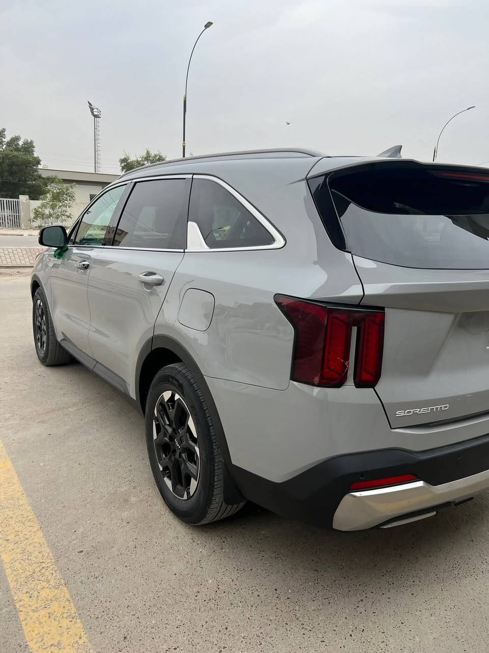 سلام عليكم سورنتو موديل ٢٤ سياره لون سمنتي مميز وارد امريكي بيها جاملغ وبنيد نفس الون سياره تخبل وحادثها حلو  مكاني واسط زبيديه ***********
