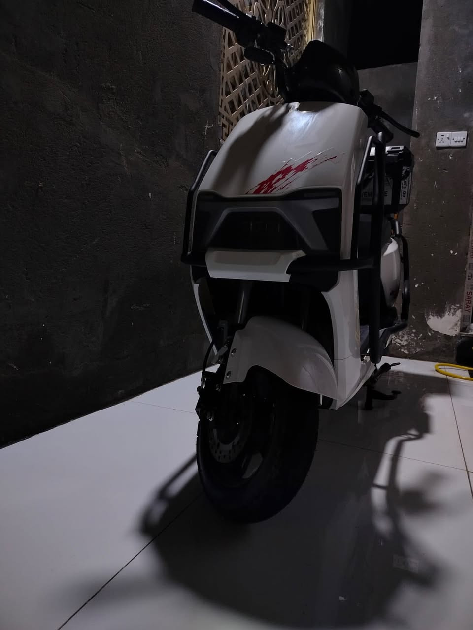 سلام عليكم دراجه همر مدرعه للبيع كامل المواصفات الدراجة زلغ مابيهه
المواصفات : دراجه تحتوي على سرعه 99 حقيقي 
وتحتوي على جوزه قاطع دورة 
وتحتوي على الفچ الامامي والخلفي  رياضي + عقل الاحمر الرياضي تجي دراجه 72 فولت واكثر + تقبيطه شحن 80 فولت V 
وتحتوي على ملف رياضي يصل الى 2500 واط حقيقي + الدراجة والله العظيم مصالهه شهر من ماخذهه + حماية دراجه درع وتحتوي على 2 چنط + وتحتوي على 6 بطاريات 36 امبير من شركة ريان + وبختصار كلشي نظيف جديد السعر 900وبيهه مجالل رقم*********** بصره
