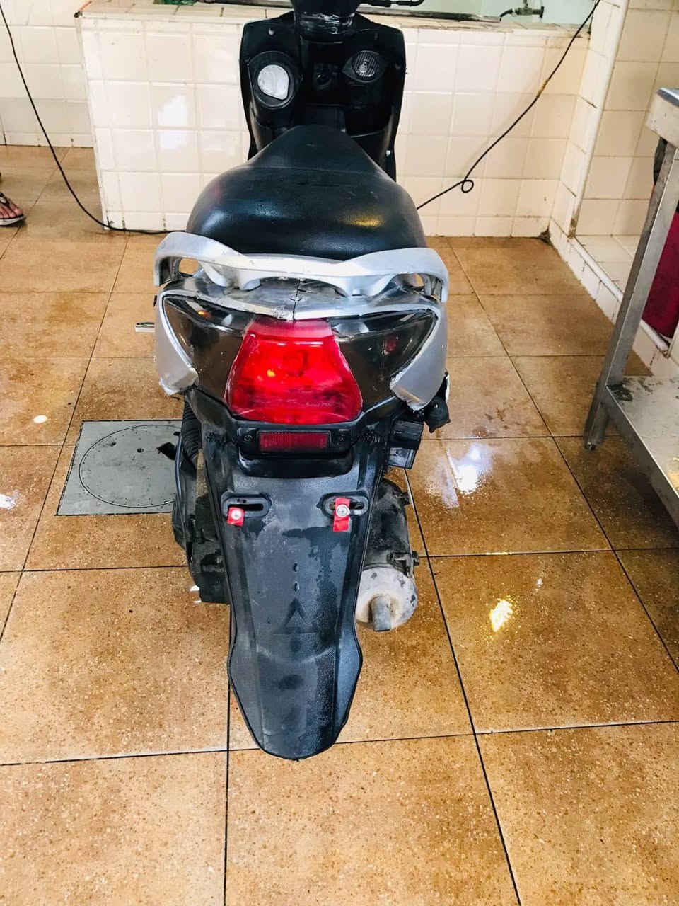 سلام عليكم
سايم جيتي نوزل محرك جديد كهربايات شغاله 
بيع فقط. سعر 300  وبي مجال حك جيه متوازي ع فلوس 
عنوان رمادي 5 كيلو. 
 رقم الهاتف ***********
