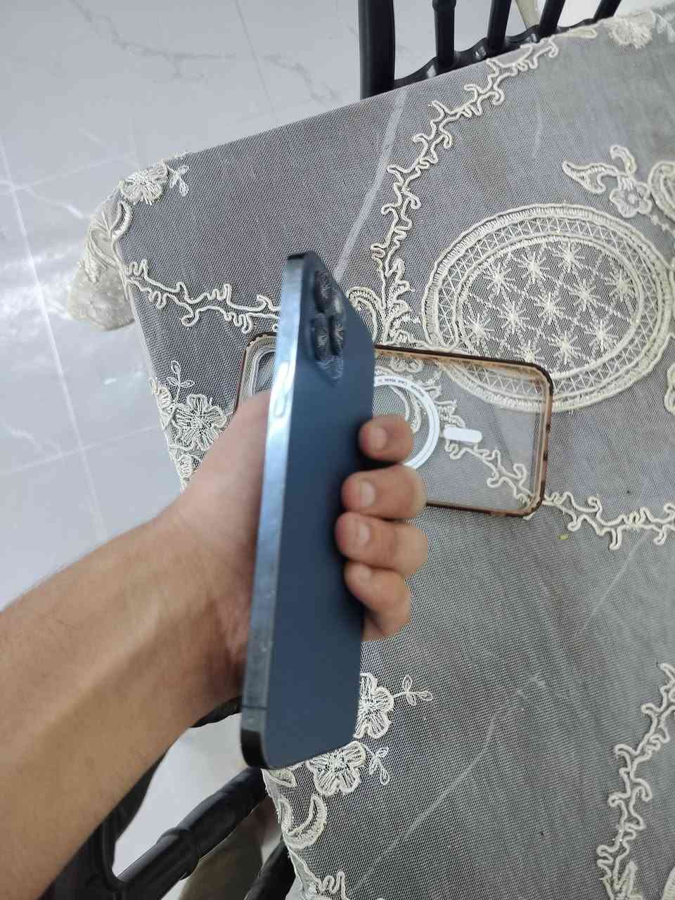 12 برو ماكس نضيف مابي يي شي 
مبدل فقط بطاريه اصليه 
شاشه بيها هذا ل فطر مبين بلصوره 
ل باقي كله مكفووول 
بطاريه 100
اذكره 256
شرق اوسط 
350 سعره بي مجال بسيط 
*********** وتساب بي 
***********
