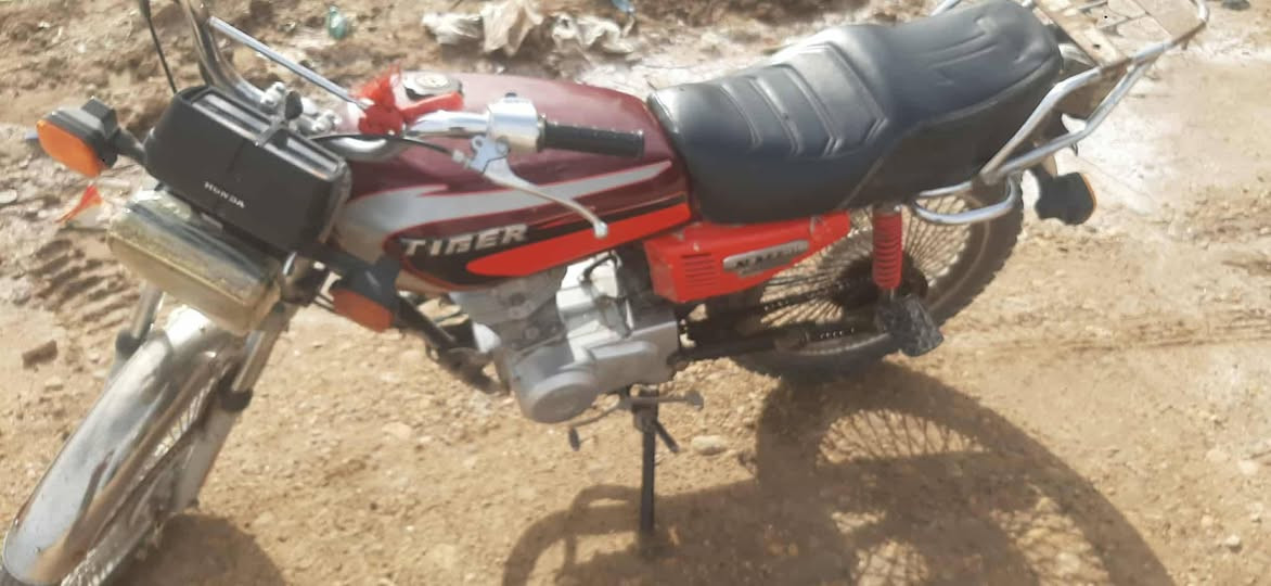 سلام عليكم دراجه للبيع موديل21 وراق مكان صويره طريق المطار  السعر 400 وبيها مجال***********
