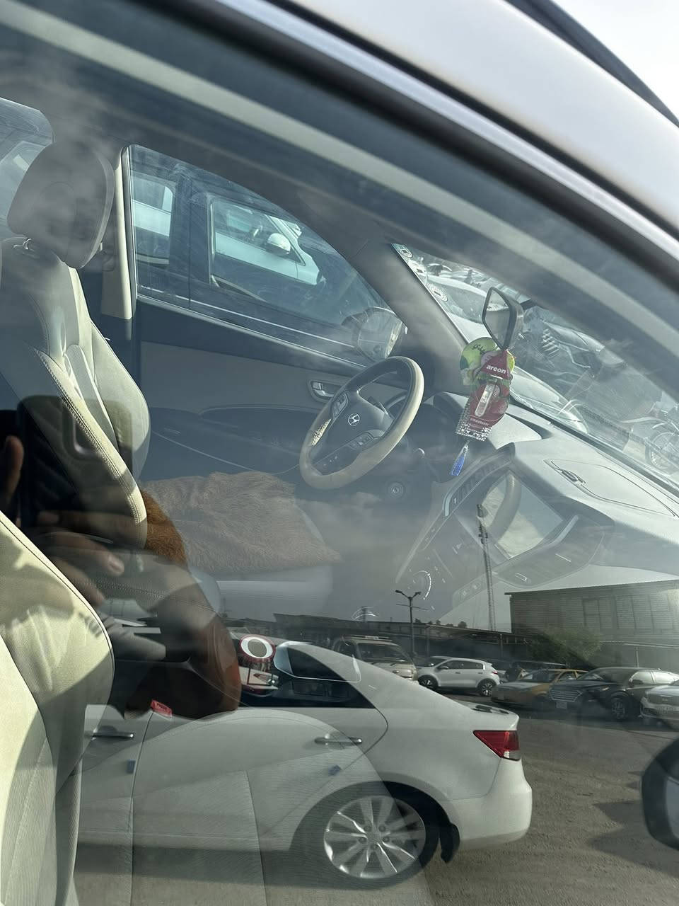 السلام عليكم سنتافي للبيع خليجي مديل 18مكفوله كفاله عامه بيه شويه خدوش
سياره حلوه وقتصاديه محرك 2.400دوش 
رقمه أربيل وبسمنه للبيع ومراوس بجارجر 
سعره160التواصل ***********
