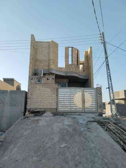 � بمناسبة اقتراب رأس السنة الميلادية 🎉
أفضل عروض البناء في بغداد
جودة مضمونة • أسعار منافسة • تنفيذ احترافي

🏠 عروض البناء (تسليم مفتاح)

🔹 الفئة الاقتصادية

 • 320 ألف دينار / م² للمساحات 100 م² فأكثر
 • 340 ألف دينار / م² للمساحات أقل من 100 م²

المواصفات:
أساس بارتفاع 40 سم – مجاري وبواري أمل الشريف – شيش تسليح FF – أسلاك كهرباء سيمنز (أردني أو سعودي) – مطبخ وحمام سيراميك – أرضيات بورسلين.

🔹 الفئة المتوسطة

 • 420 ألف دينار / م²

المواصفات:
أساس بارتفاع 40 سم – مطبخ وحمام ألواح بورسلين – أرضيات بورسلين – تمديدات كهرباء بواري – ديكورات صالة جبسن بورد – تشطيب الجدران.

🔹 الفئة الأولى

 • 520 ألف دينار / م²

المواصفات:
أساس بارتفاع 40 سم – تمديدات كهرباء بواري – مطبخ وحمام ألواح بورسلين – أرضيات مرمر – ديكورات جبسن بورد – تطعيم الواجهة مرمر – بوكس قناني الغاز.

🔹 الفئة الممتازة

 • 620 ألف دينار / م²

المواصفات:
تمديدات كهرباء بواري – مطبخ وحمام ألواح بورسلين – أرضيات مرمر – ديكورات جبسن بورد للأسقف والجدران لكامل المنزل – واجهة مرمر – بوكس قناني الغاز.

🎁 هدية مميزة مع كل فئة (تسليم مفتاح)
📌 جميع الأعمال بنظام البوكس لماطور المياه، الجزامة، وبورد الكهرباء.

🧱 عروض الهيكل

 • الطابوق الأصفر: 180 ألف دينار / م²
 • الطابوق الأحمر: 230 ألف دينار / م²
 • البلوك: 160 ألف دينار / م²
 • الثرمستون: 170 ألف دينار / م²

نظام العمل:
احتساب العمل بنظام ذرعة السقف (المتر المربع على مساحة السقف)،
واحتساب الستارة والسياج الخارجي بطول 3 أمتار طولي وبسعر المتر.

🏢 خدماتنا

 • تنفيذ المشاريع السكنية والتجارية
 • أعمال التشطيب والإضافات
 • تنفيذ الأساسات (رفت أو شريطي)
 • الهدم والترميم
 • العمل بالنظام القطعي حسب المواصفات
 • تصميم الخرائط الهندسية والمعمارية
 • تصميم الواجهات الحديثة والكلاسيكية
 • إشراف هندسي 8% فقط

💰 طريقة الدفع: نقدًا وعلى شكل دفعات مقدّمة
📍 نطاق العمل: جميع مناطق بغداد

⚠️ ملاحظة:
المناطق التي تتطلب موافقات رسمية، تكون الموافقة على صاحب الأرض.

📞 للتواصل والاستفسار:
0782 912 6180
0782 103 2475

✨ مو بس نبنيلك بيت أو مشروع… نبنيلك مشروع العمر
🔒 جودة عالية + ضمان 5 سنوات
